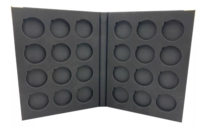 Coleccionador numismático premium para 24 monedas encapsuladas de hasta 46 mm, carpeta rígida en imitación piel negra con grabado a calor y espuma EVA protectora. Coleccionador numismático premium para 24 monedas encapsuladas de hasta 46 mm, carpeta rígida en imitación piel negra con grabado a calor y espuma EVA protectora.